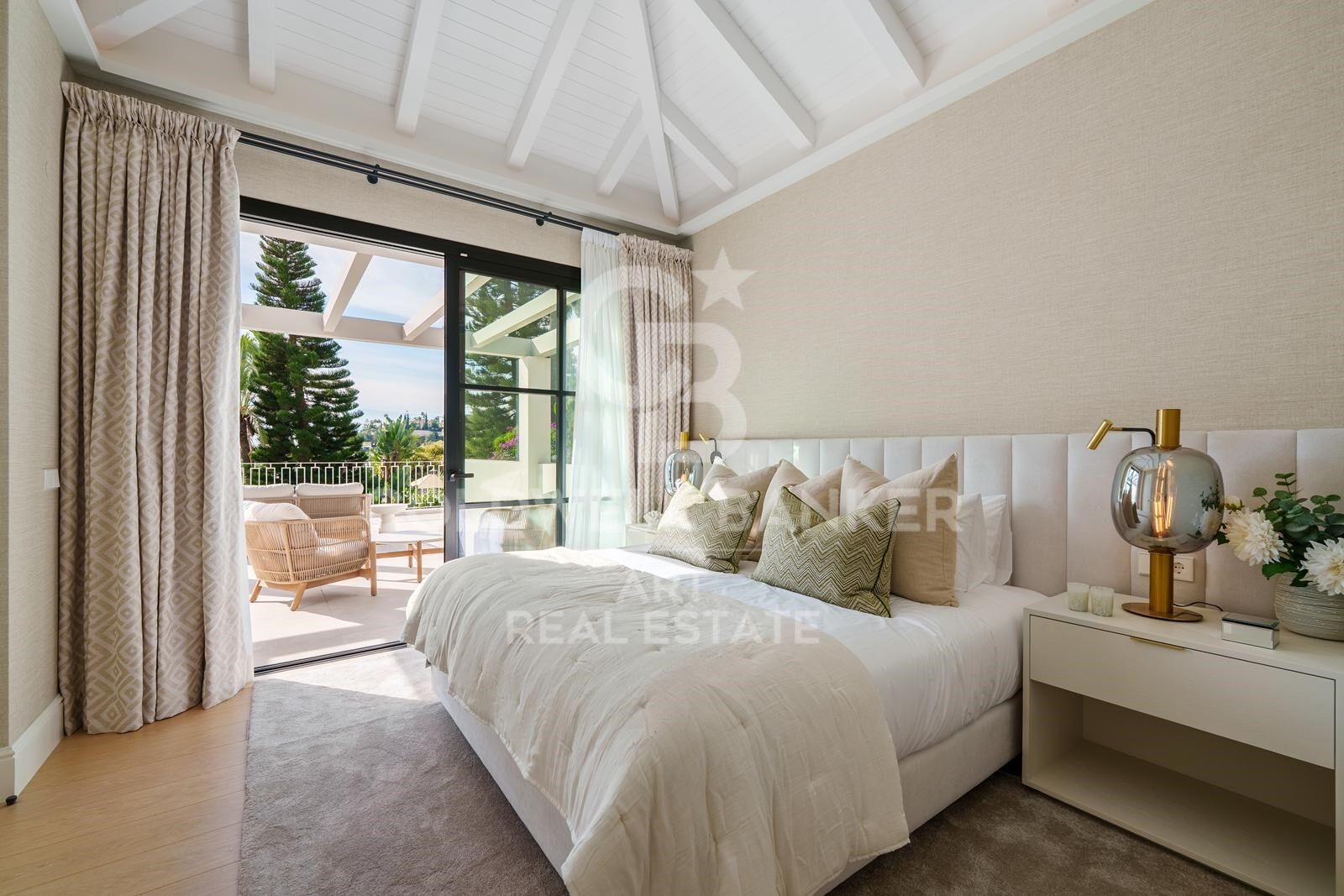 Exklusive moderne mediterrane Villa in La Quinta mit Panoramablick auf das Meer.