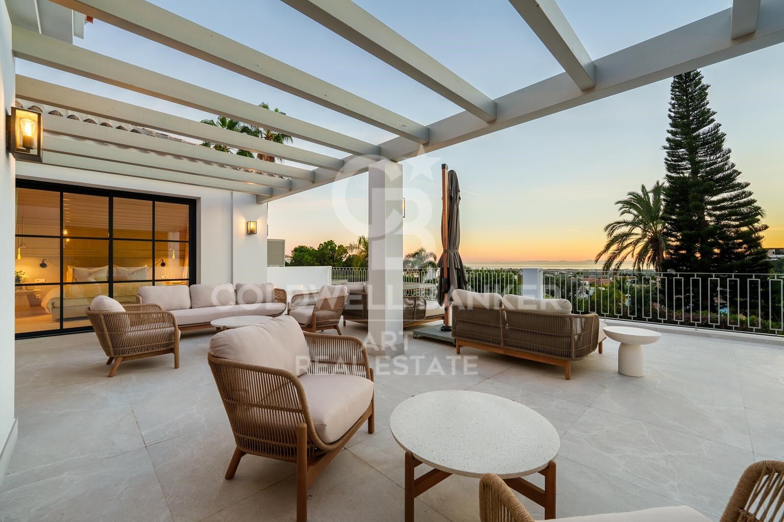 Exklusive moderne mediterrane Villa in La Quinta mit Panoramablick auf das Meer.