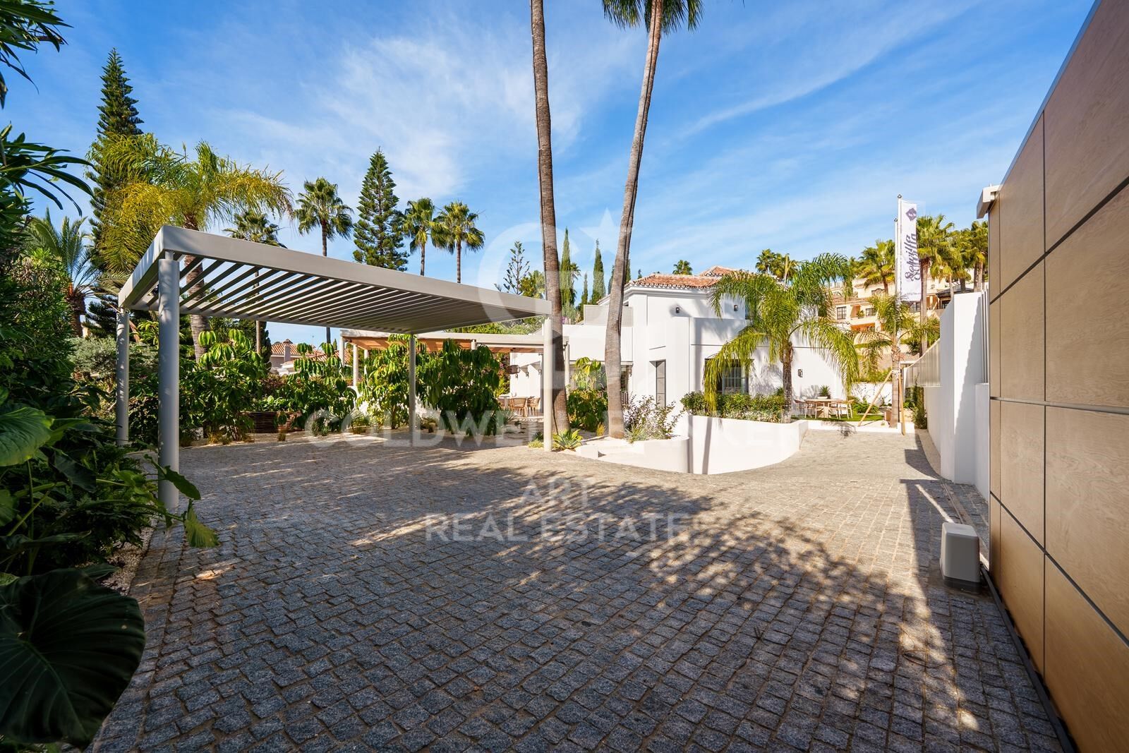Exklusive moderne mediterrane Villa in La Quinta mit Panoramablick auf das Meer.