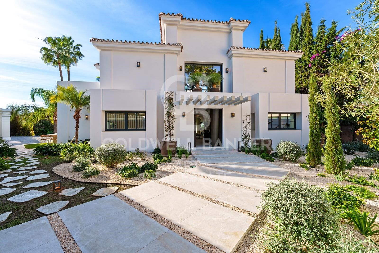 Exklusive moderne mediterrane Villa in La Quinta mit Panoramablick auf das Meer.
