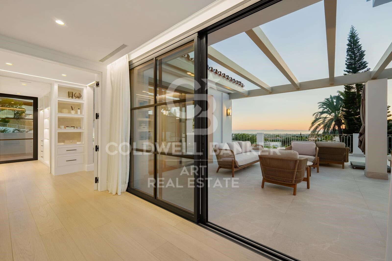 Exklusive moderne mediterrane Villa in La Quinta mit Panoramablick auf das Meer.