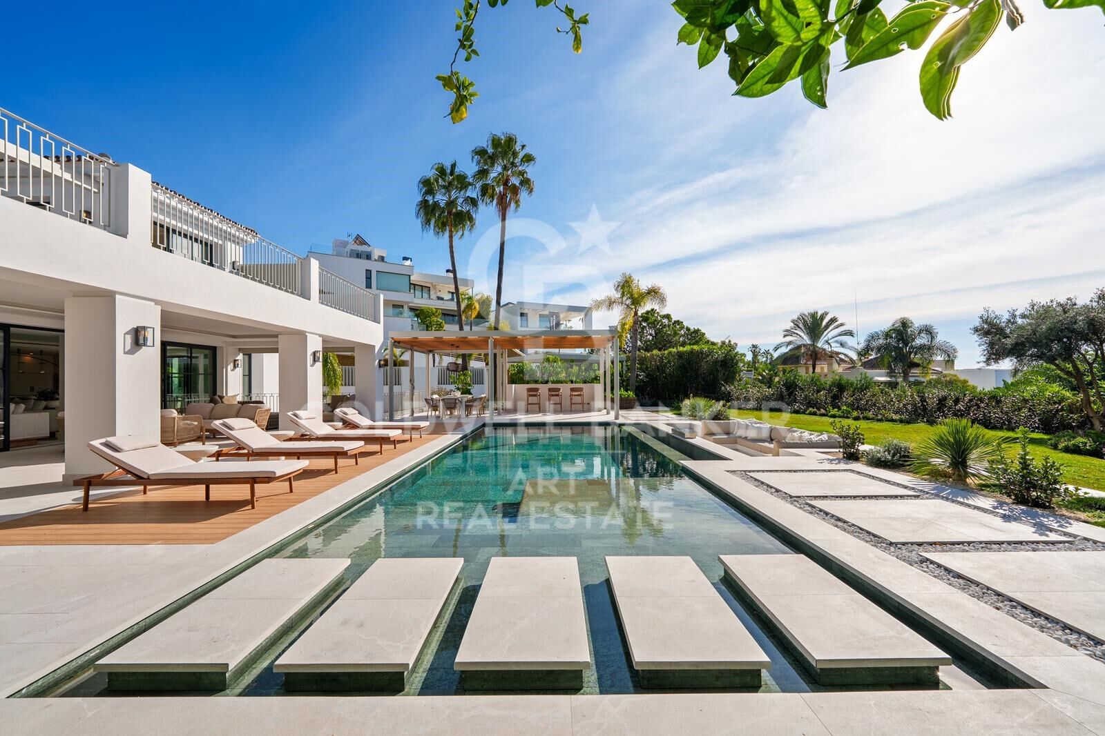 Exklusive moderne mediterrane Villa in La Quinta mit Panoramablick auf das Meer.