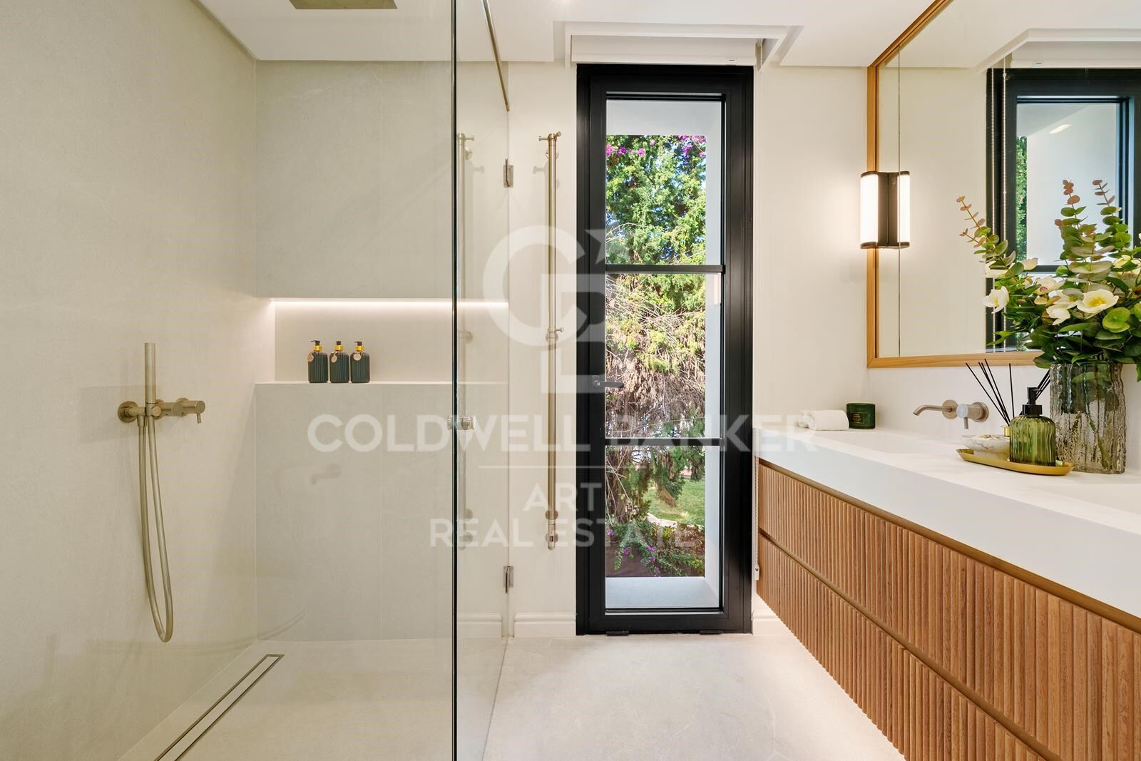 Exklusive moderne mediterrane Villa in La Quinta mit Panoramablick auf das Meer.