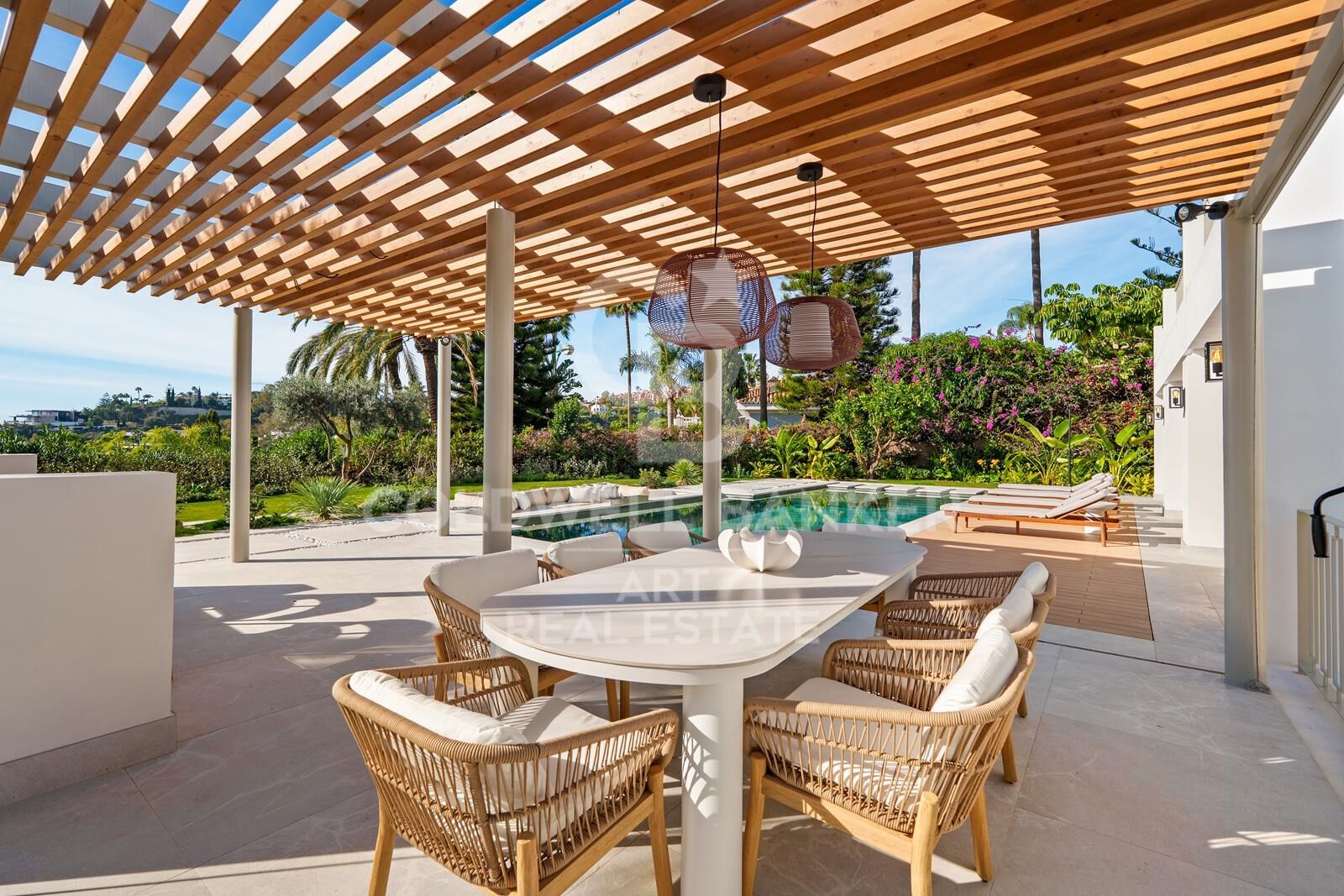 Exklusive moderne mediterrane Villa in La Quinta mit Panoramablick auf das Meer.