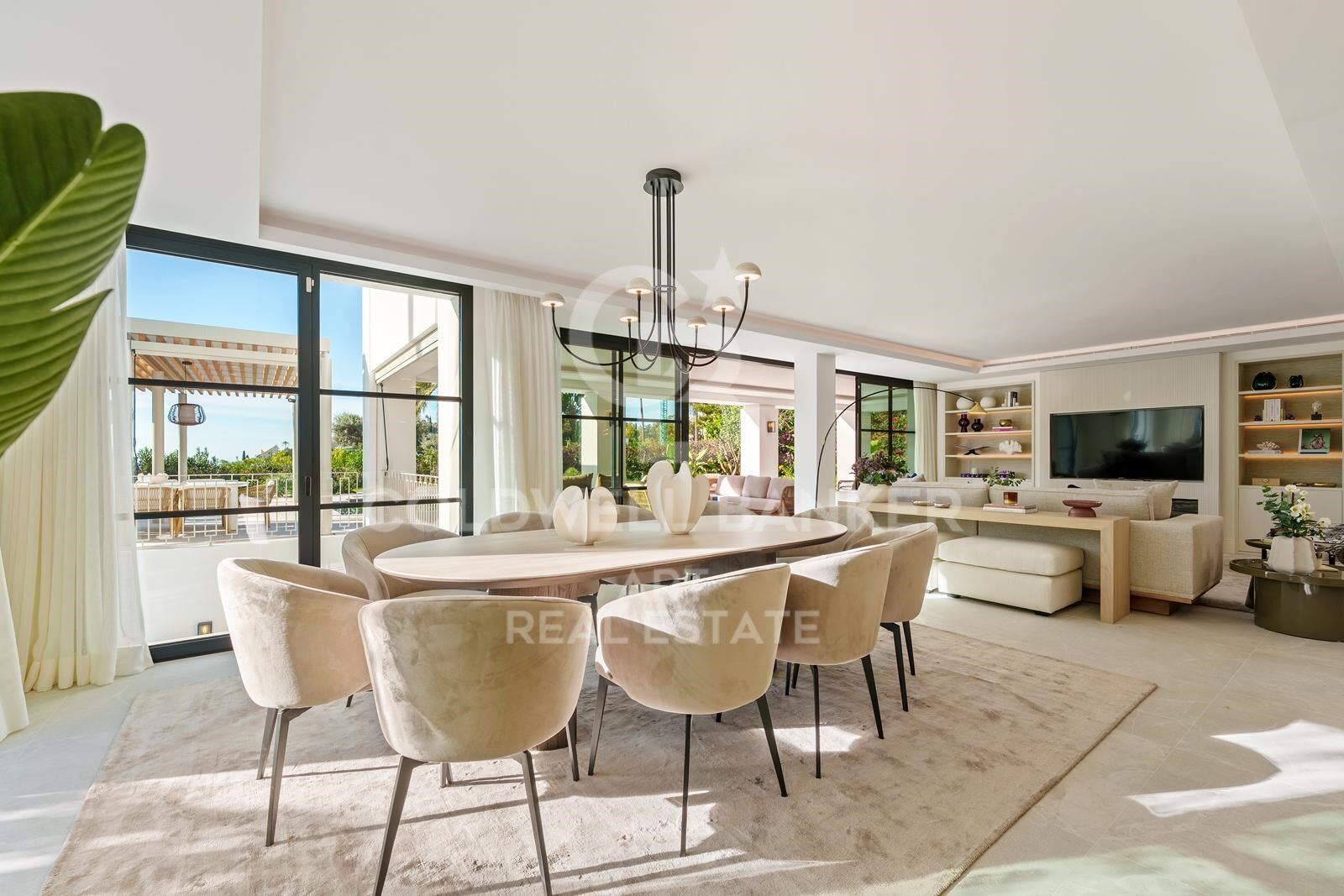 Exklusive moderne mediterrane Villa in La Quinta mit Panoramablick auf das Meer.