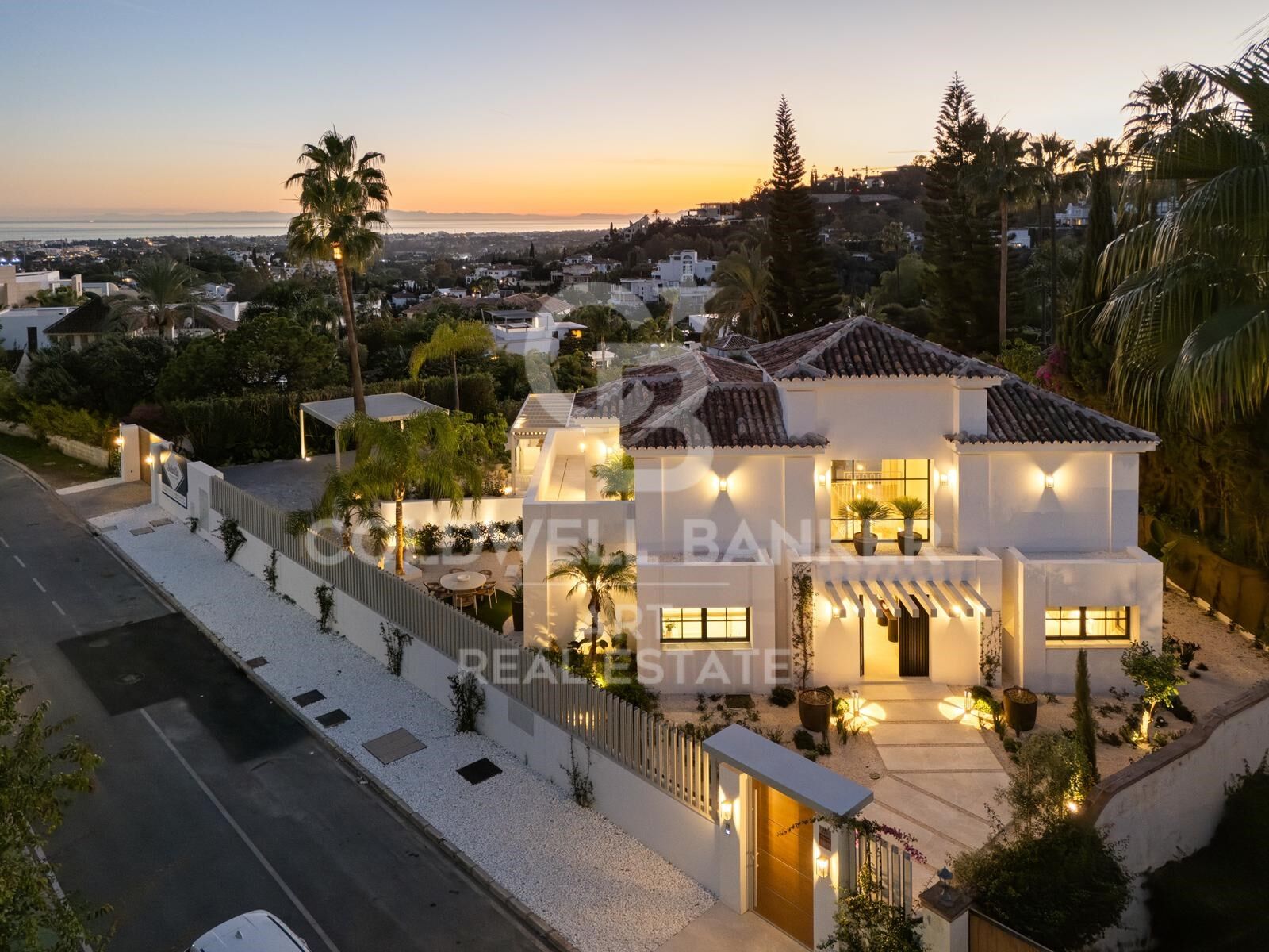 Villa méditerranéenne moderne et exclusive à La Quinta, avec vue panoramique sur la mer.