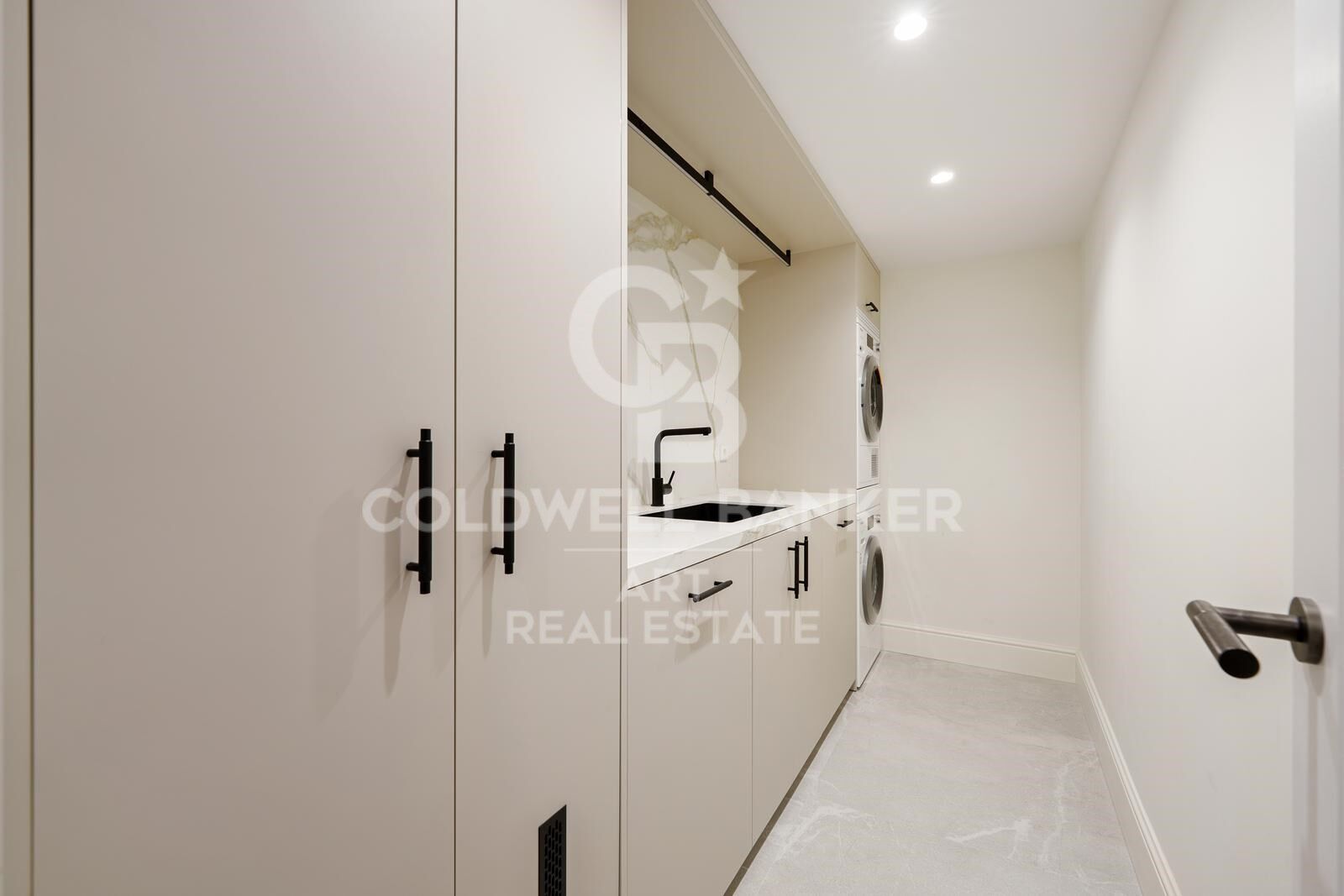 Villa méditerranéenne moderne et exclusive à La Quinta, avec vue panoramique sur la mer.