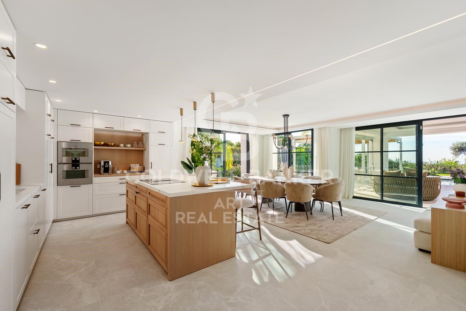 Exclusive modern Mediterranean villa in La Quinta, with panoramic sea views.