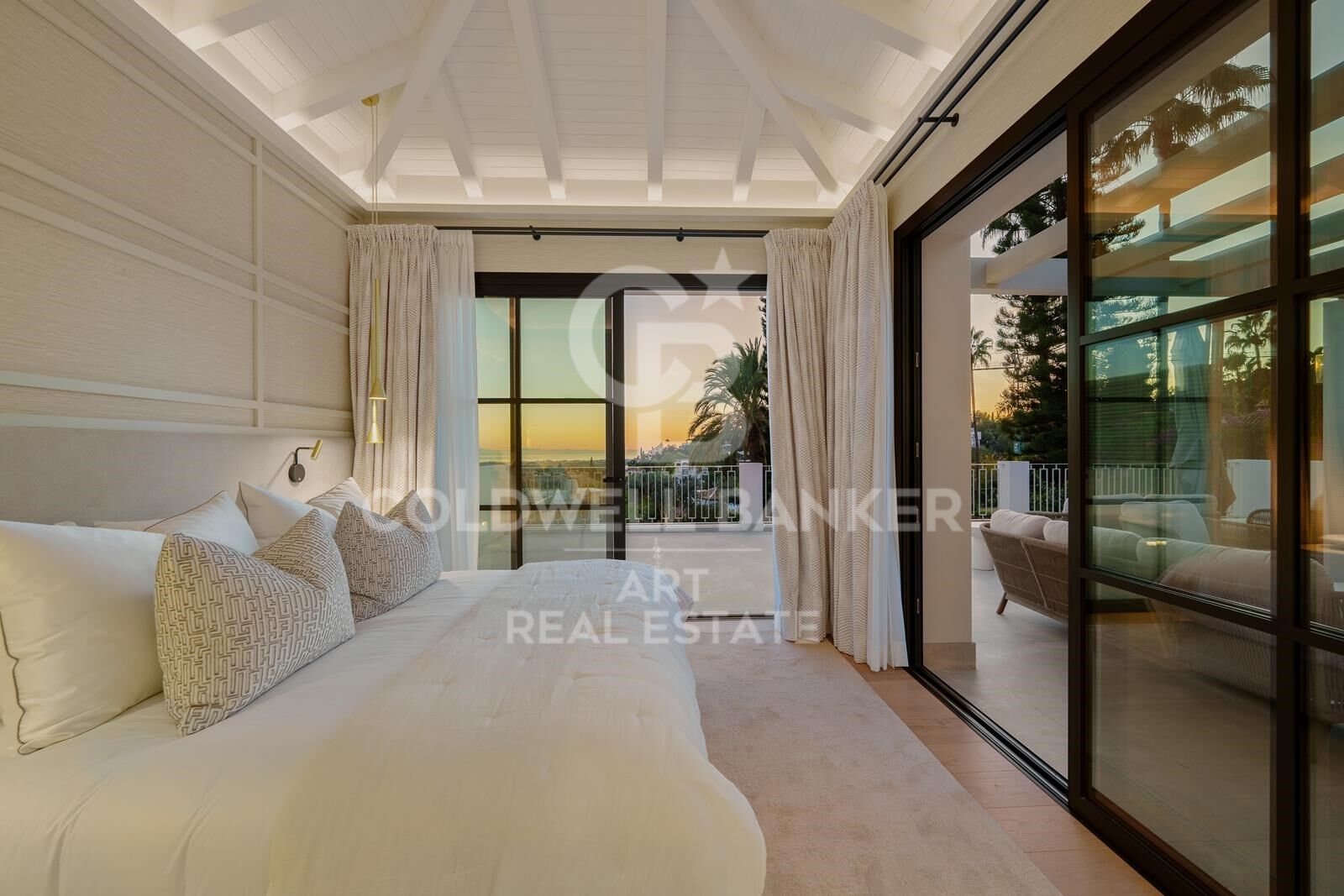 Exclusiva villa mediterránea moderna en La Quinta, con vistas panorámicas al mar.