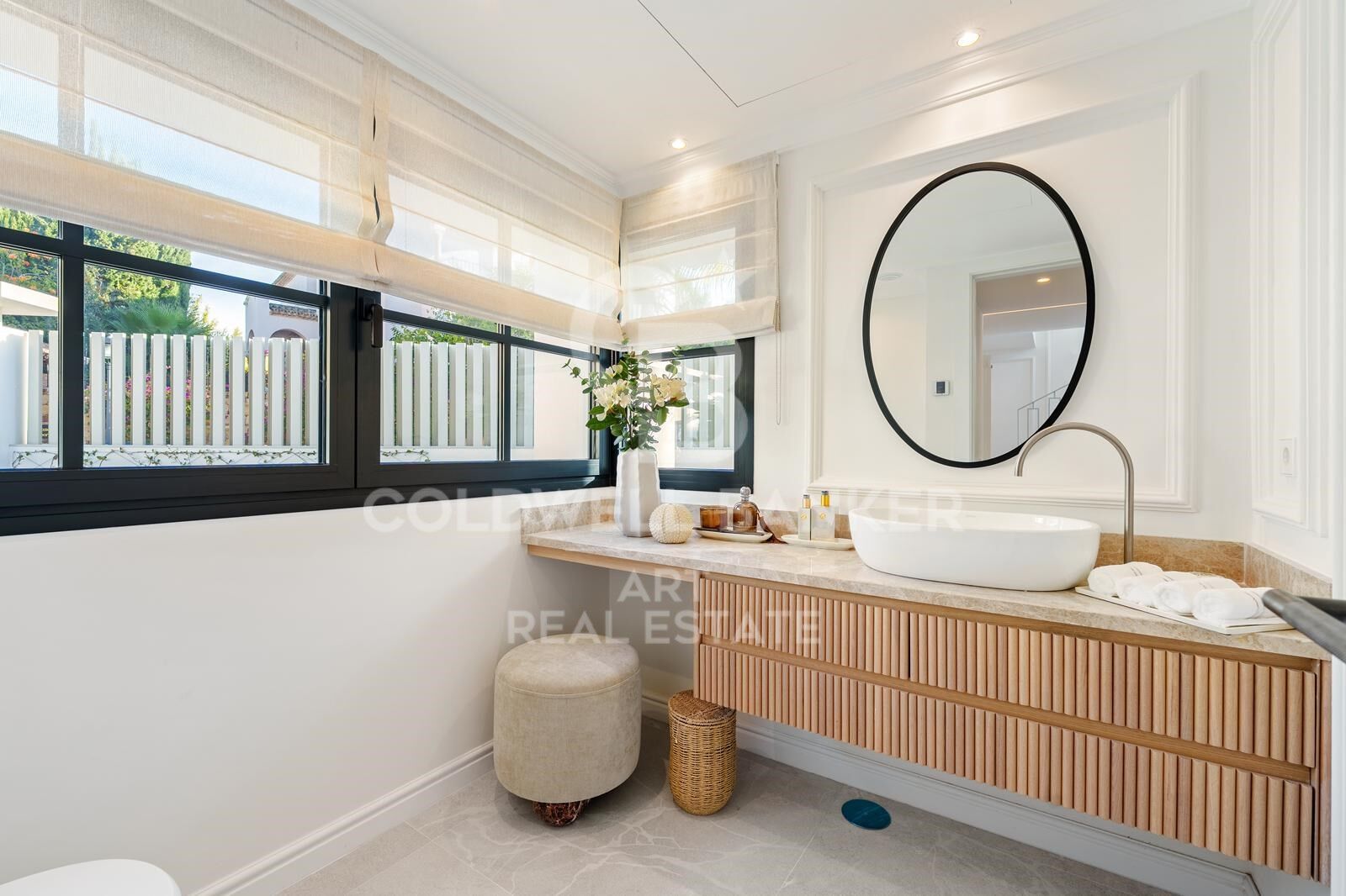 Exclusiva villa mediterránea moderna en La Quinta, con vistas panorámicas al mar.