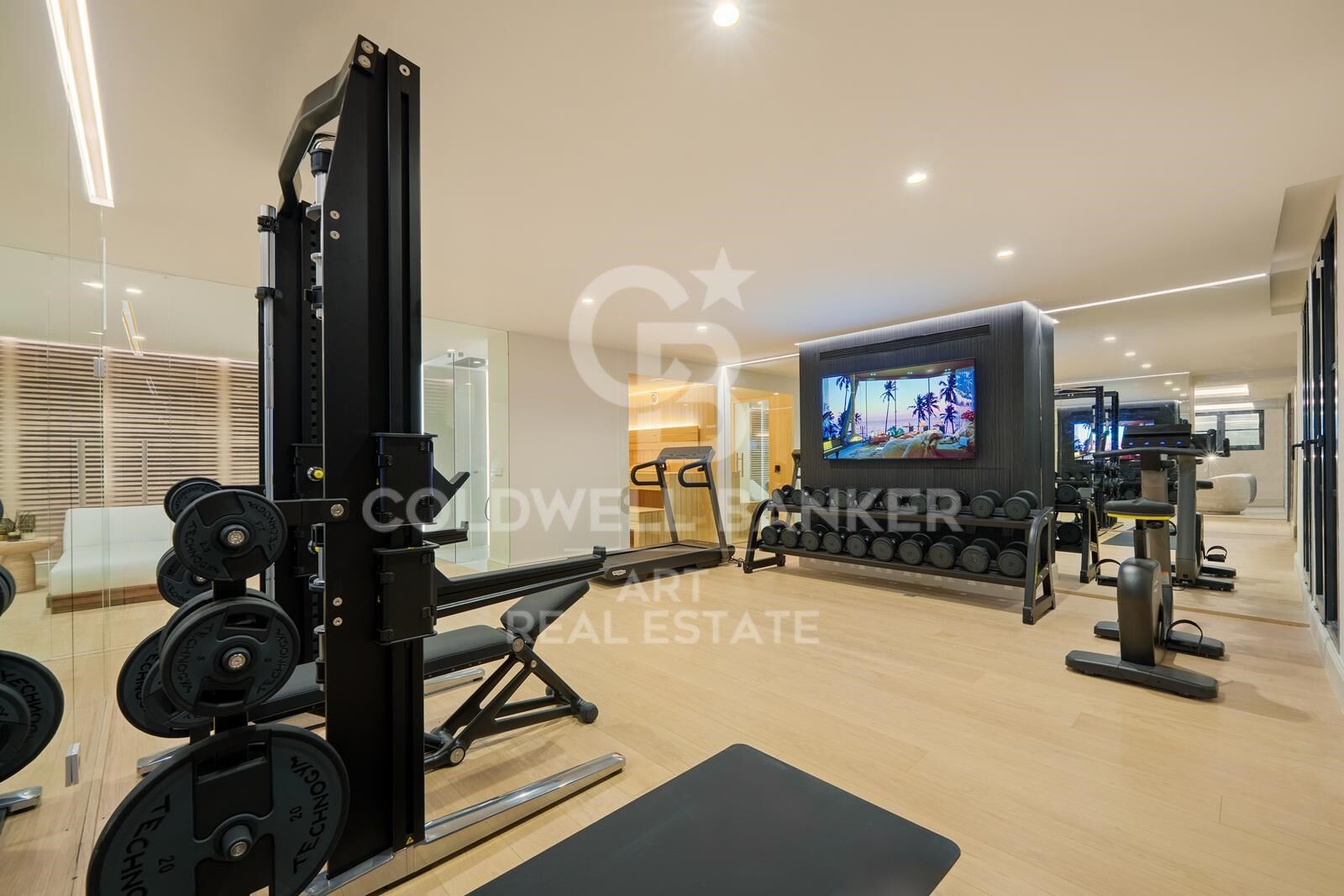 Exclusiva villa mediterránea moderna en La Quinta, con vistas panorámicas al mar.