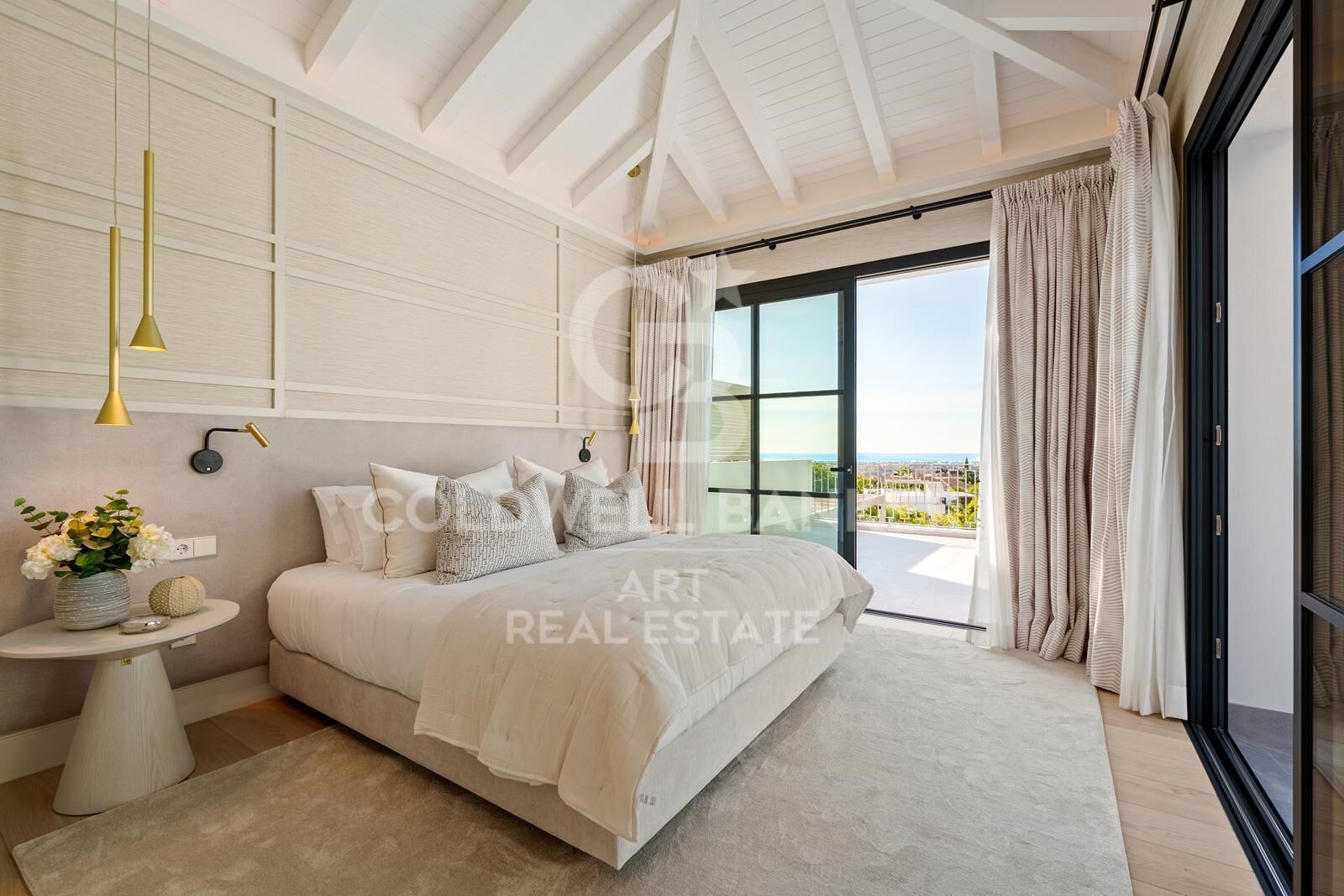 Exklusive moderne mediterrane Villa in La Quinta mit Panoramablick auf das Meer.