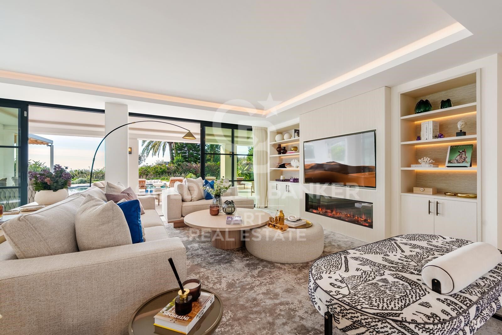 Exclusiva villa mediterránea moderna en La Quinta, con vistas panorámicas al mar.