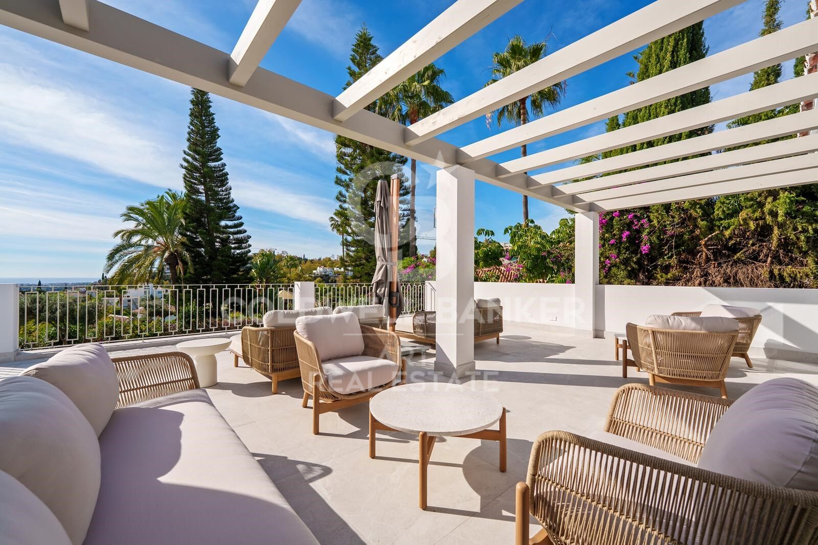 Exklusive moderne mediterrane Villa in La Quinta mit Panoramablick auf das Meer.