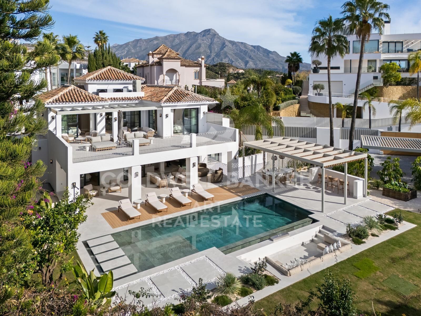 Villa méditerranéenne moderne et exclusive à La Quinta, avec vue panoramique sur la mer.