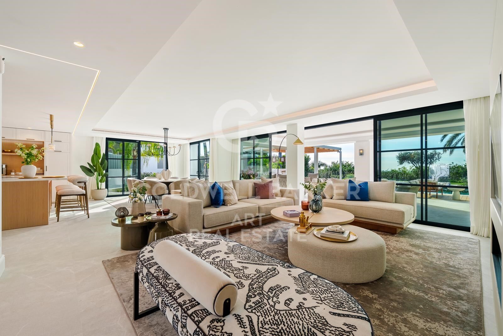 Exclusiva villa mediterránea moderna en La Quinta, con vistas panorámicas al mar.