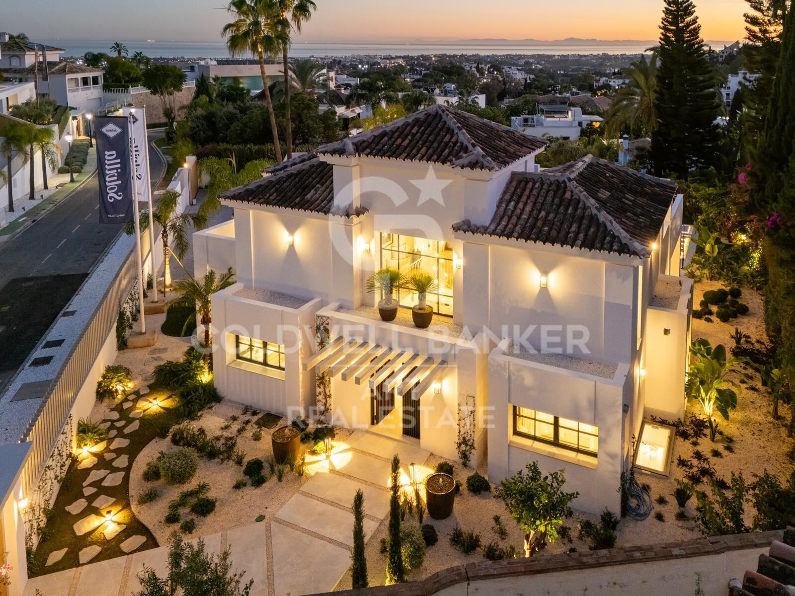 Exclusiva villa mediterránea moderna en La Quinta, con vistas panorámicas al mar.