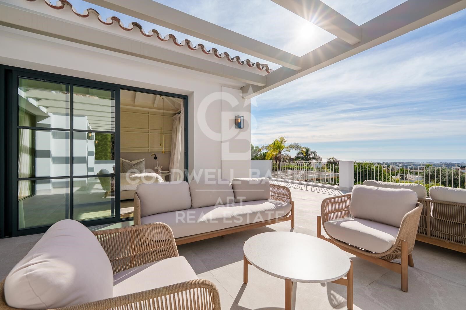 Exclusiva villa mediterránea moderna en La Quinta, con vistas panorámicas al mar.