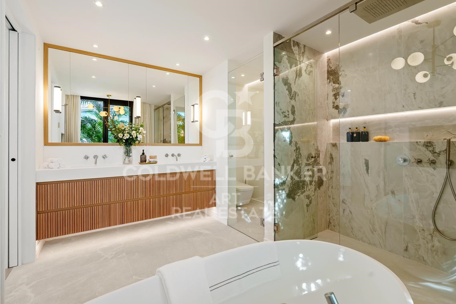 Exclusiva villa mediterránea moderna en La Quinta, con vistas panorámicas al mar.