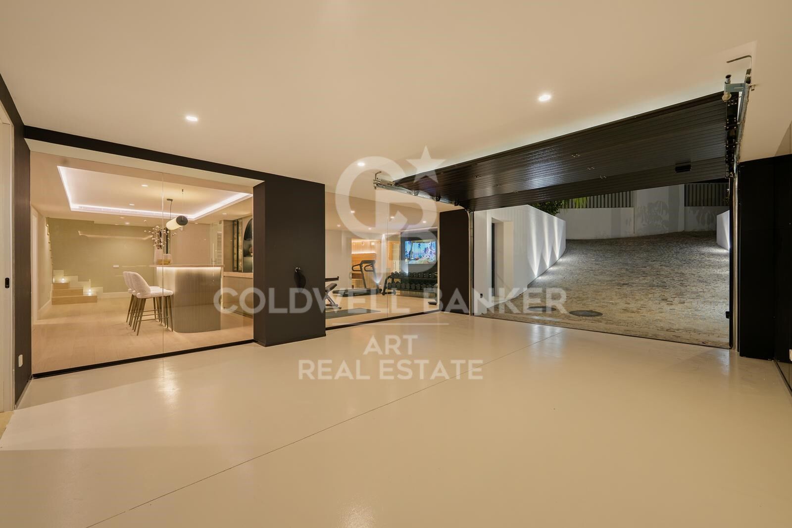 Exclusiva villa mediterránea moderna en La Quinta, con vistas panorámicas al mar.