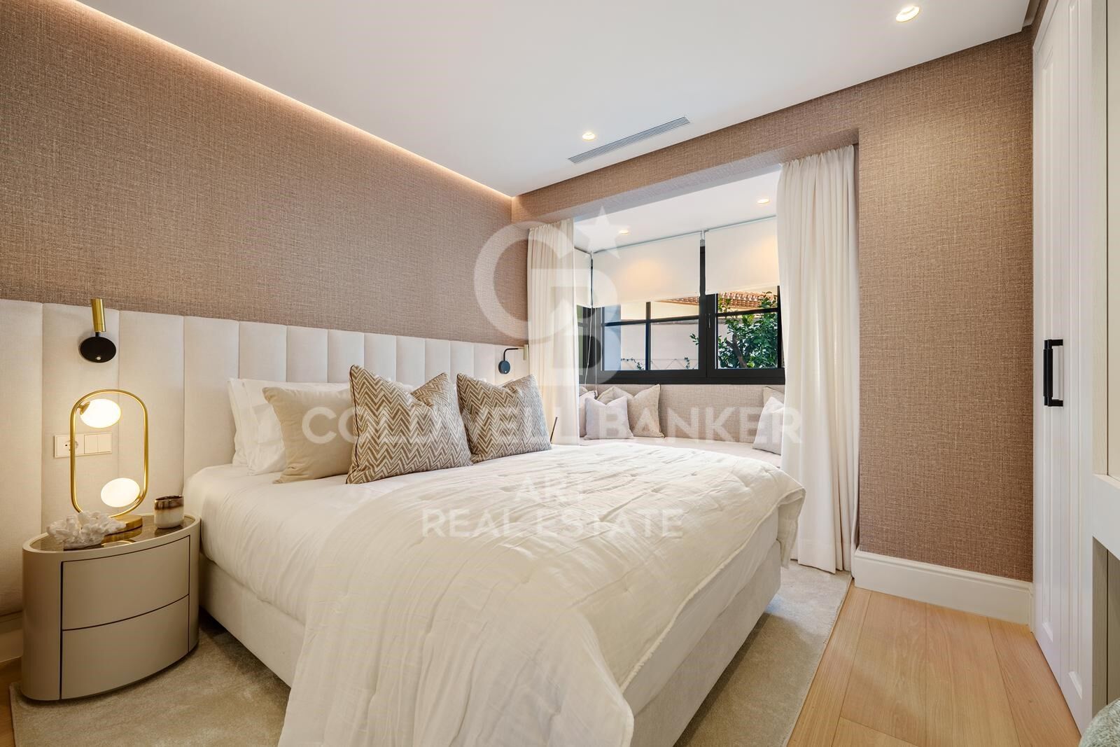 Exclusiva villa mediterránea moderna en La Quinta, con vistas panorámicas al mar.