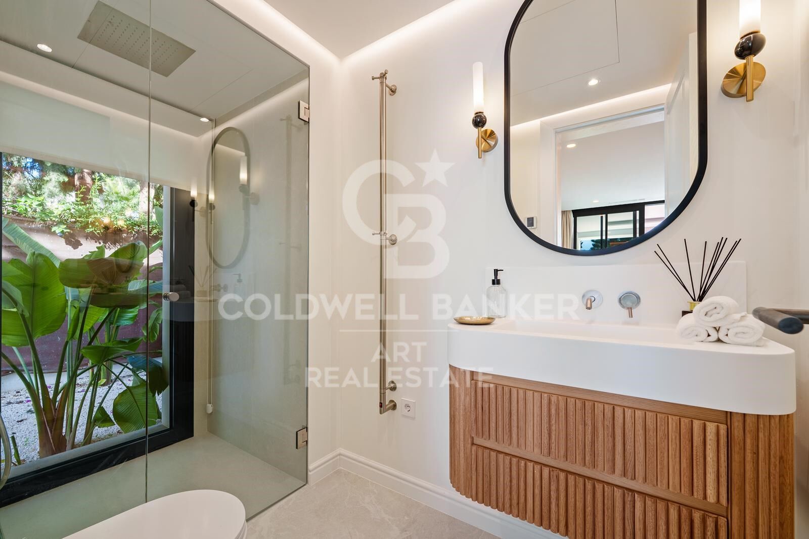 Exclusiva villa mediterránea moderna en La Quinta, con vistas panorámicas al mar.
