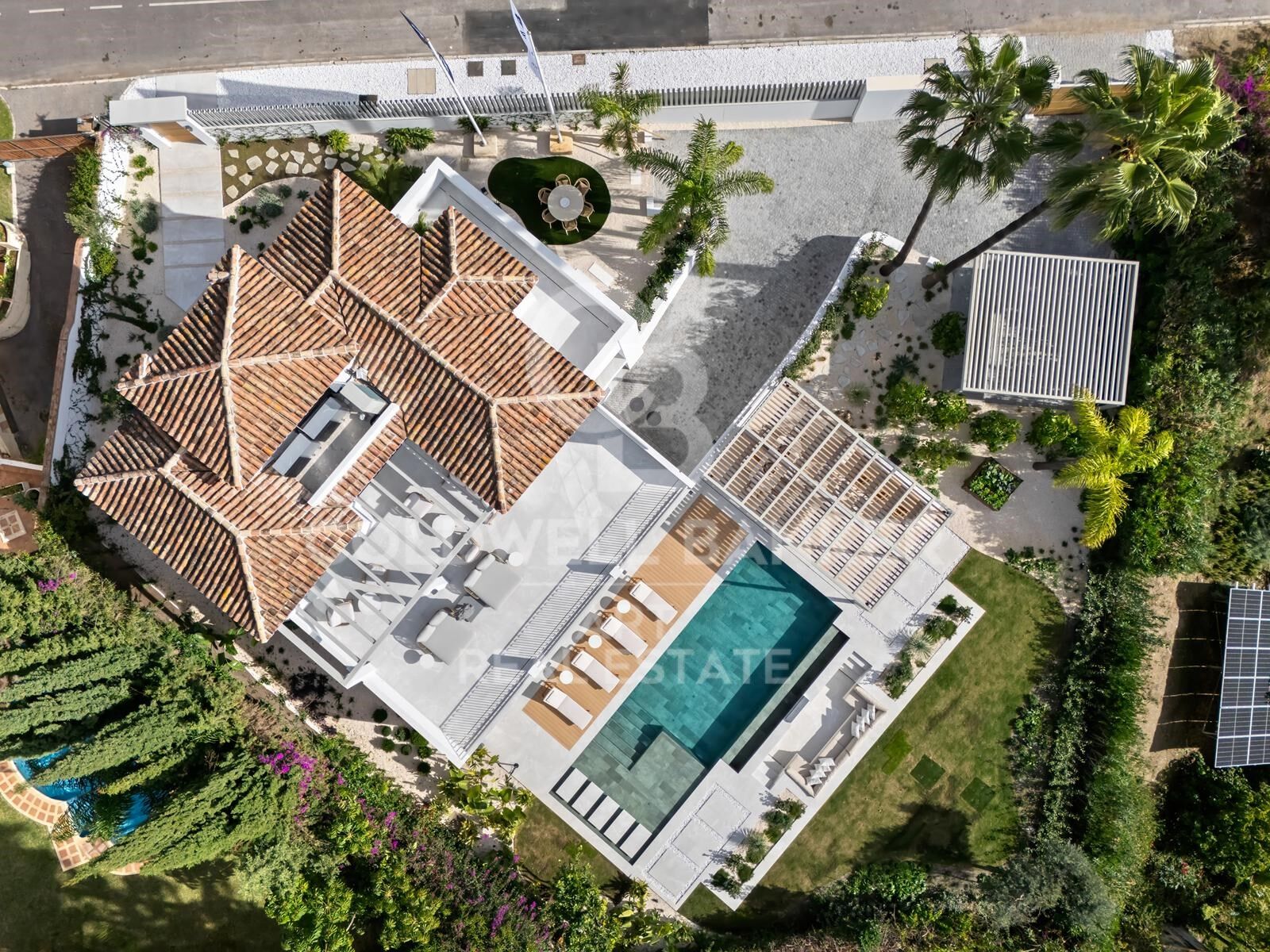 Exklusive moderne mediterrane Villa in La Quinta mit Panoramablick auf das Meer.