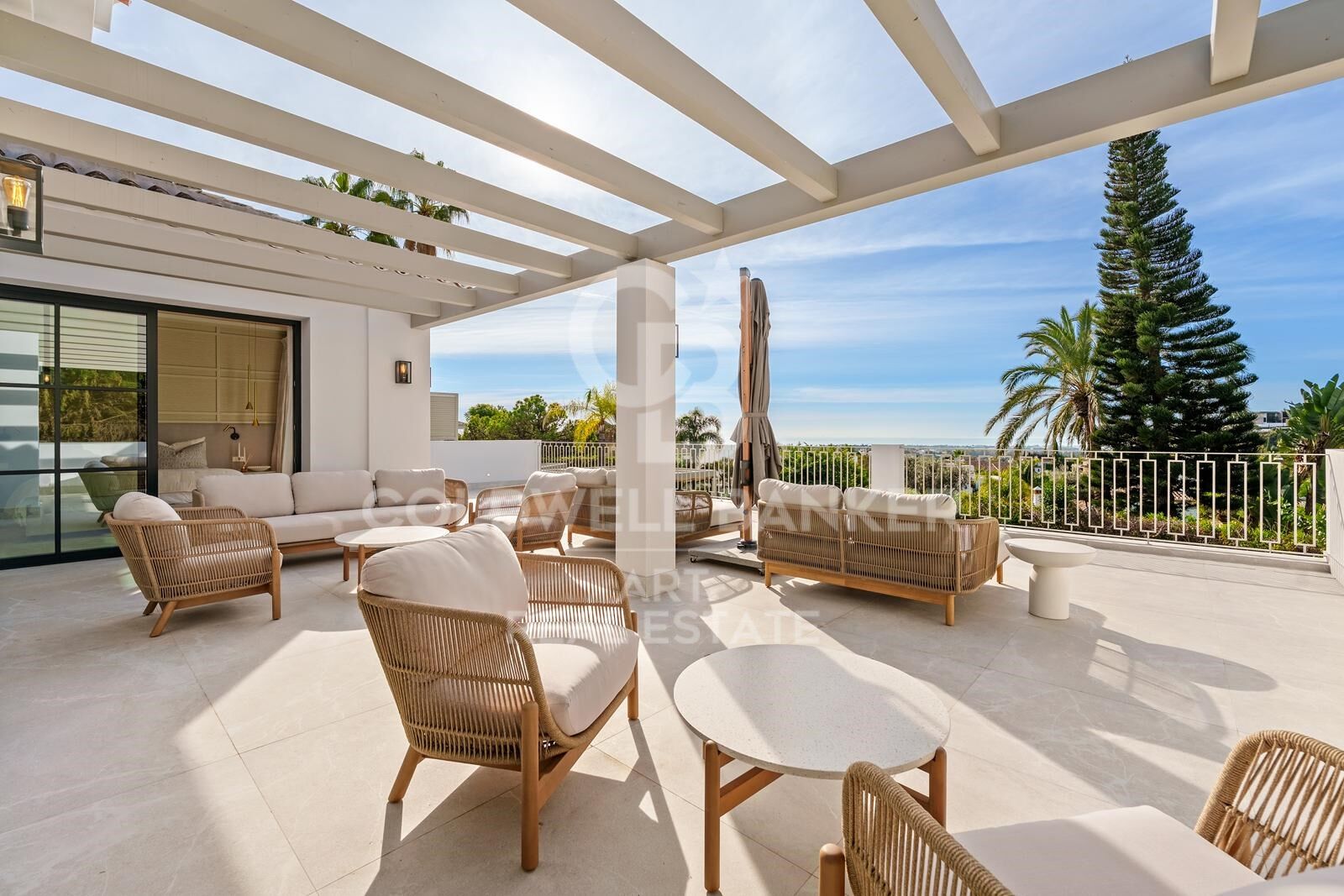 Exclusiva villa mediterránea moderna en La Quinta, con vistas panorámicas al mar.