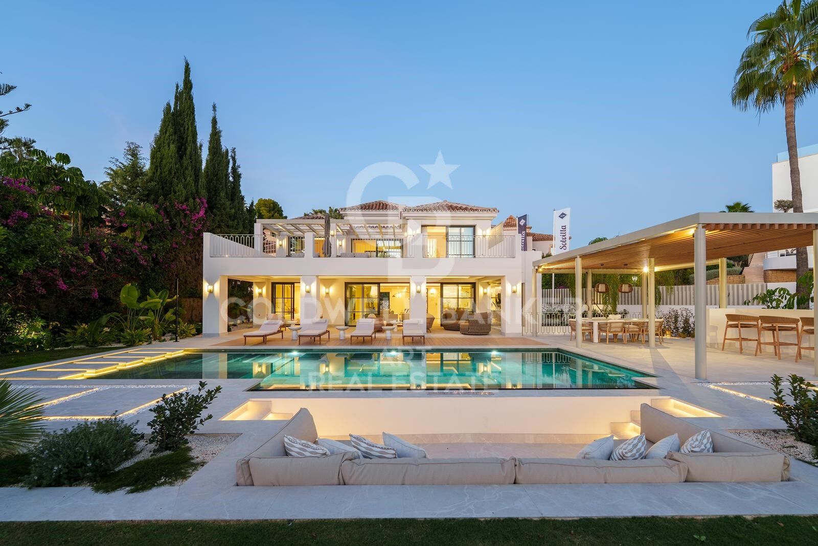 Exclusiva villa mediterránea moderna en La Quinta, con vistas panorámicas al mar.