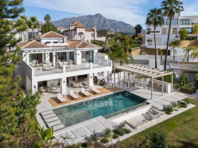 Exclusiva villa mediterránea moderna en La Quinta, con vistas panorámicas al mar.