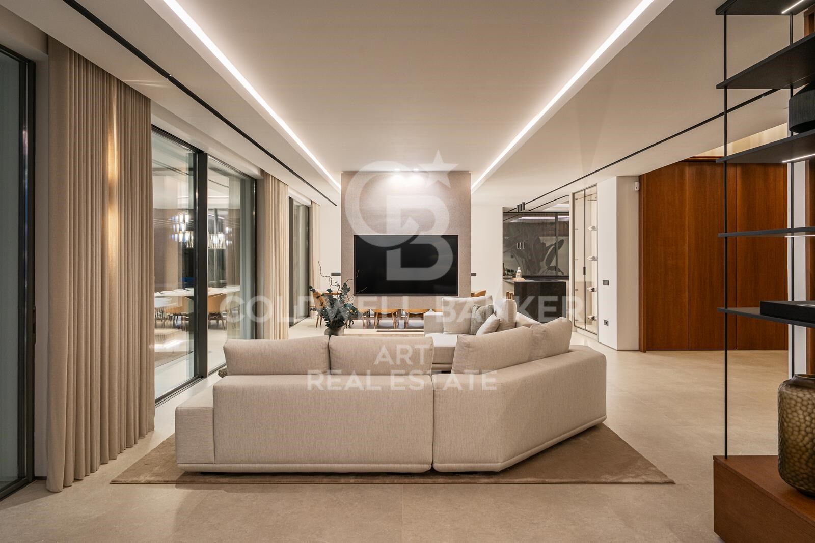 Spectacular frontline golf villa in La Quinta, Benahavís.