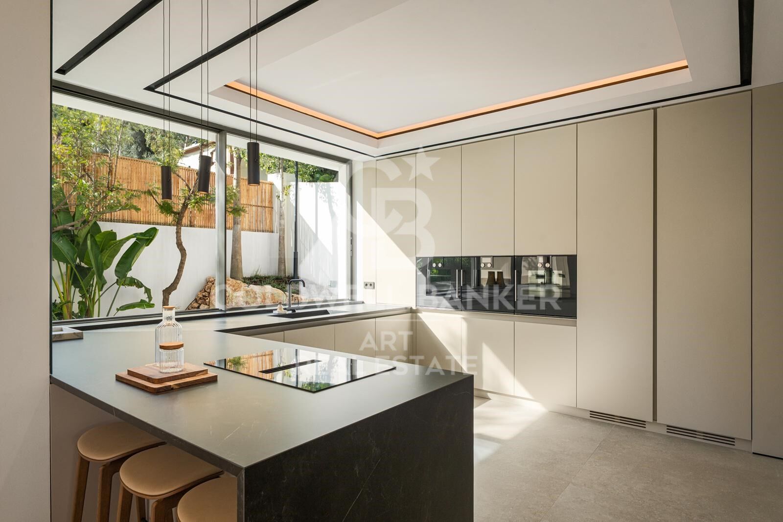 Spectacular frontline golf villa in La Quinta, Benahavís.