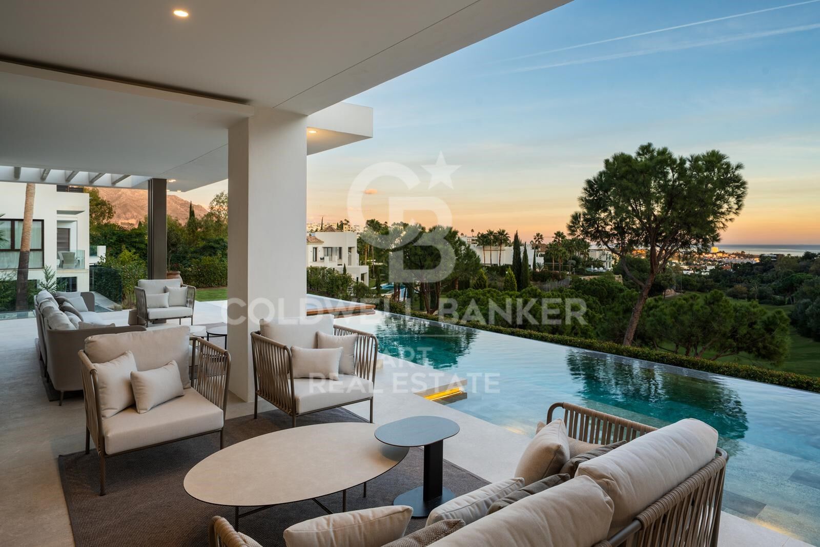 Spectacular frontline golf villa in La Quinta, Benahavís.