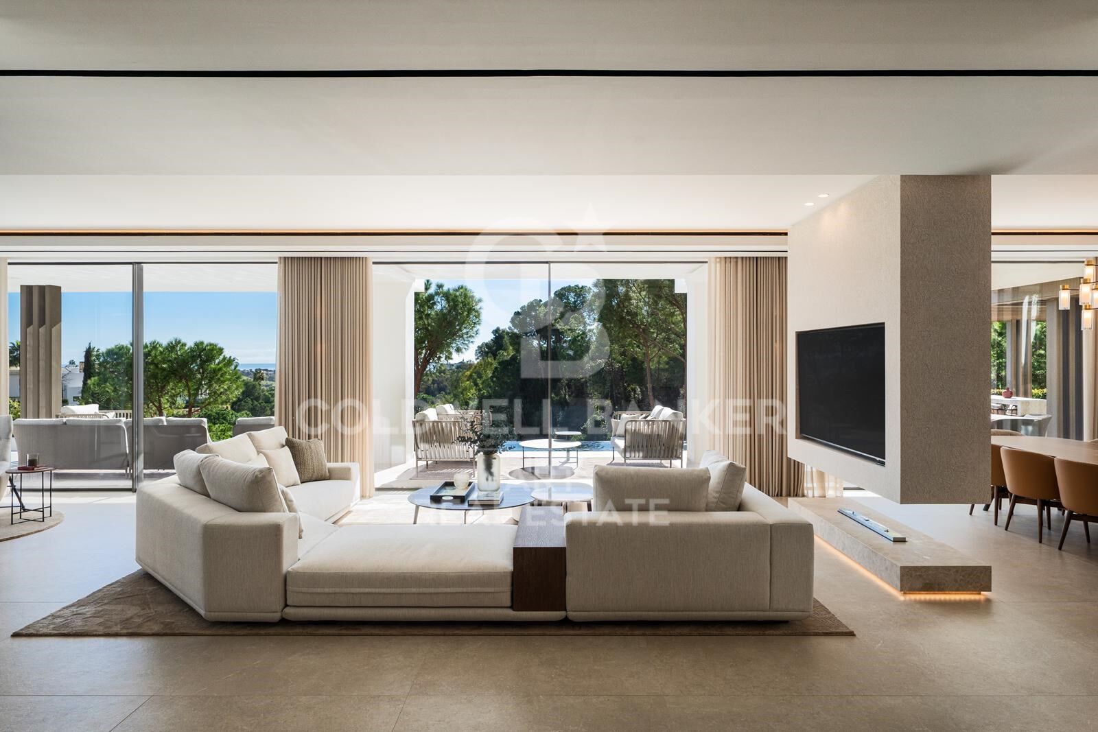 Spectacular frontline golf villa in La Quinta, Benahavís.
