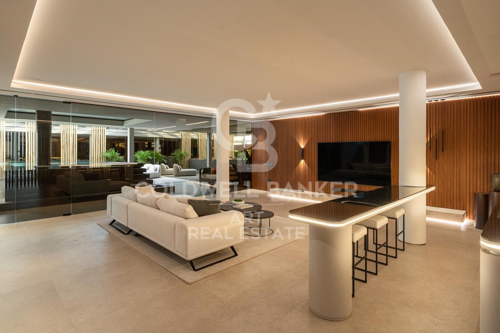 Spectacular frontline golf villa in La Quinta, Benahavís.