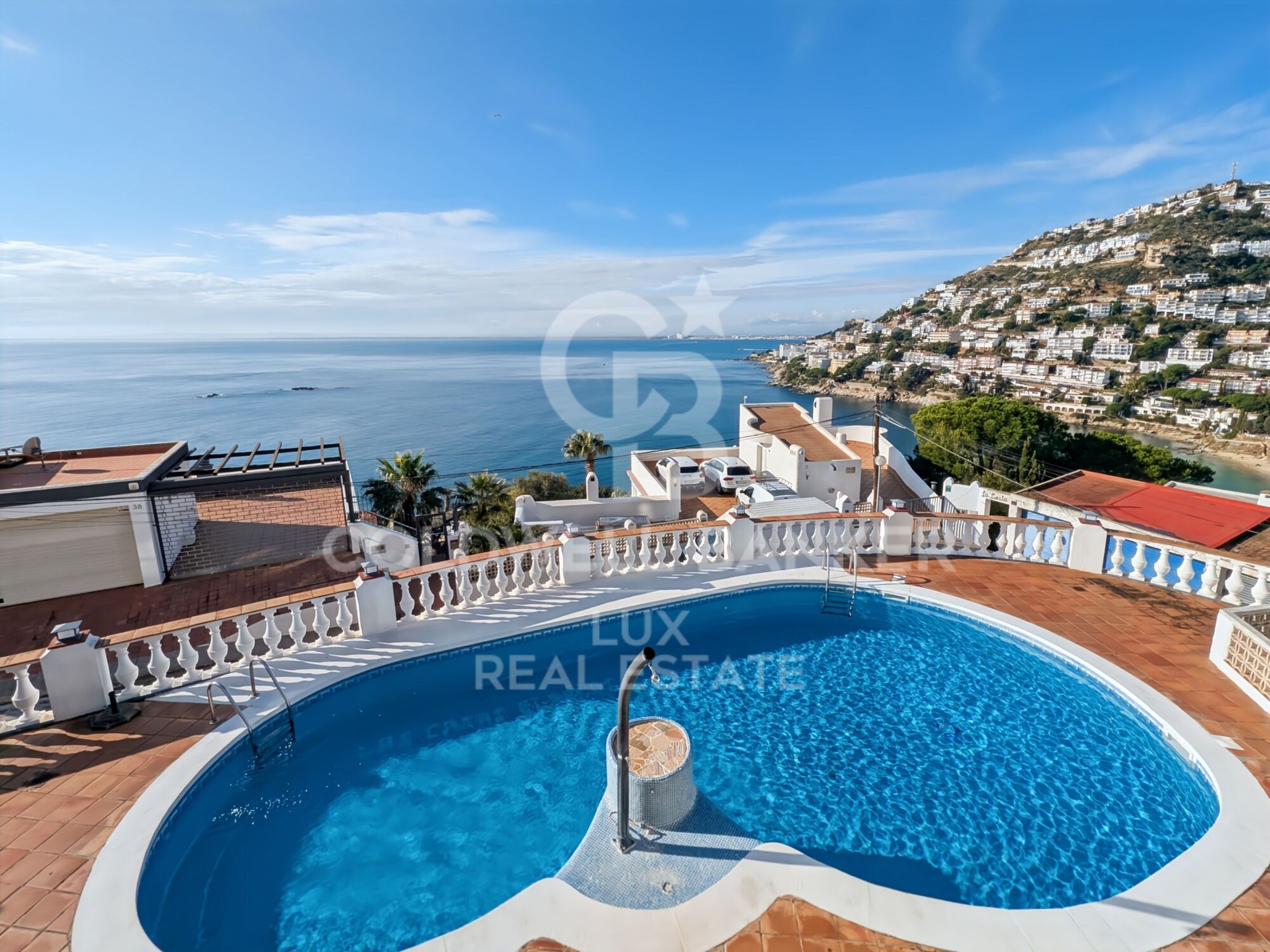 Casa en venta en Roses, Canyelles: vistas al mar, piscina y garage privado
