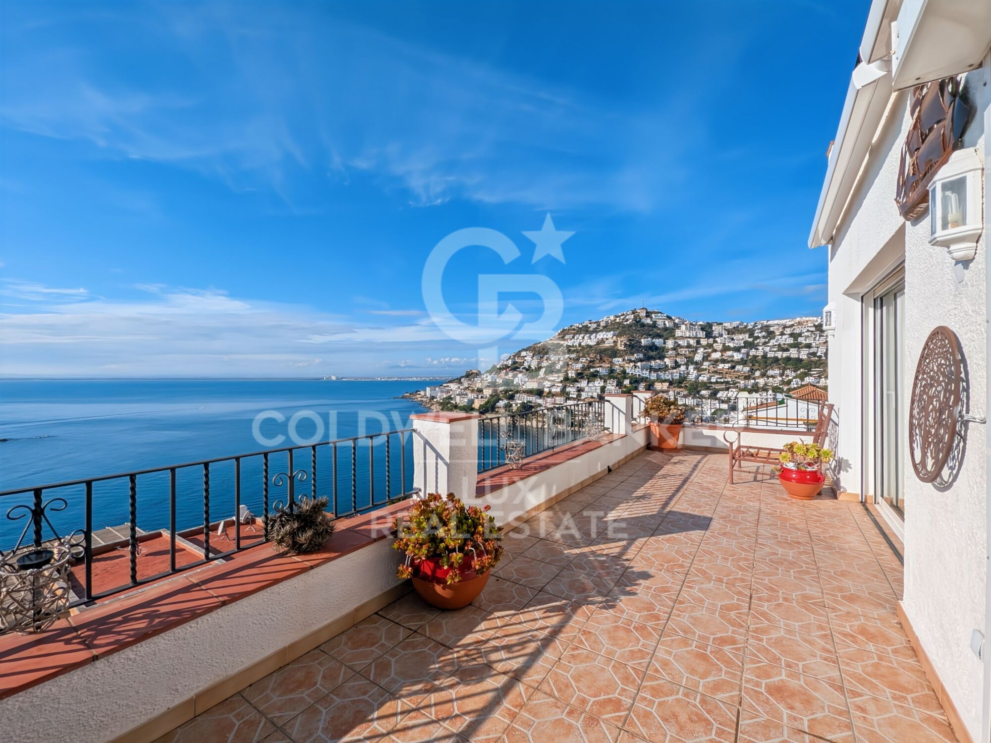 Maison à vendre à Roses, Canyelles : vue mer, piscine et garage privé