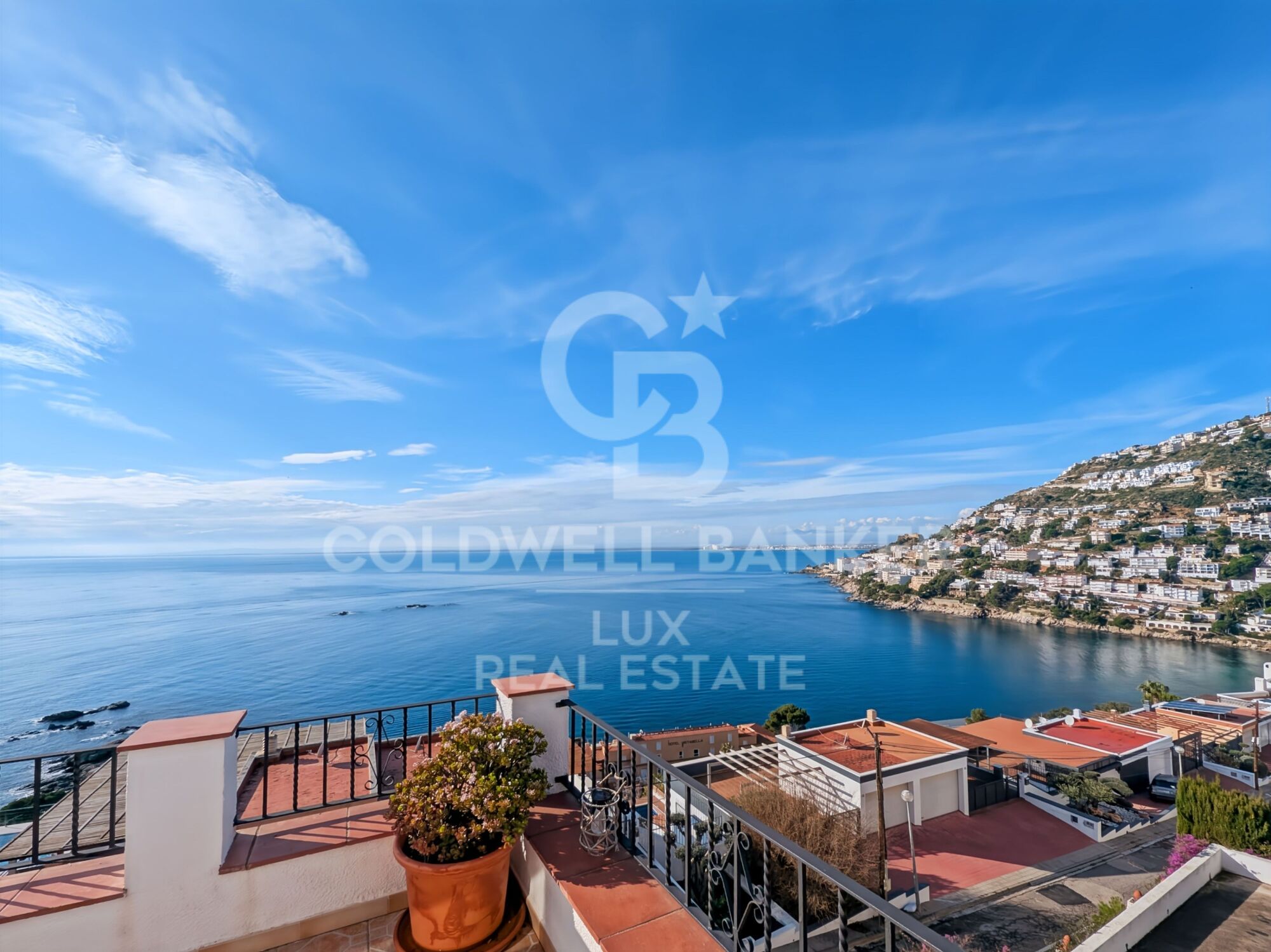 Casa en venta en Roses, Canyelles: vistas al mar, piscina y garage privado
