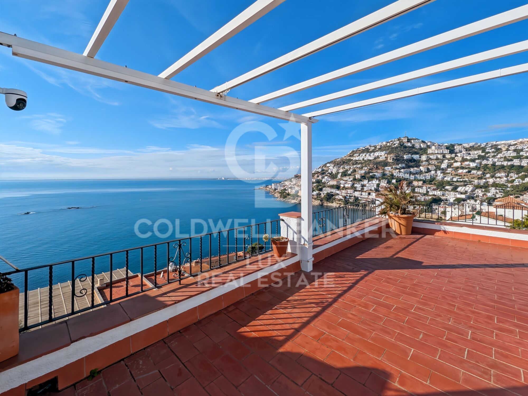 Casa en venta en Roses, Canyelles: vistas al mar, piscina y garage privado
