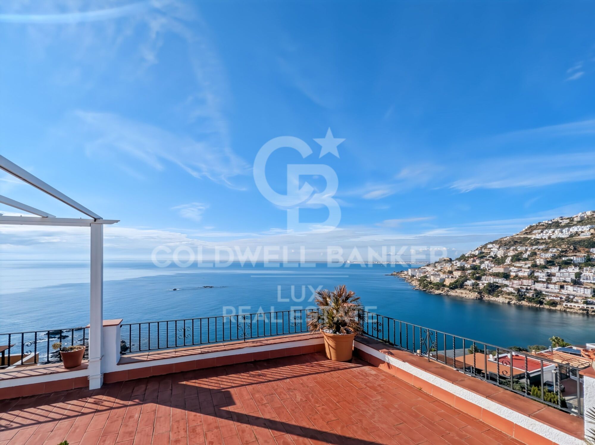 Casa en venta en Roses, Canyelles: vistas al mar, piscina y garage privado