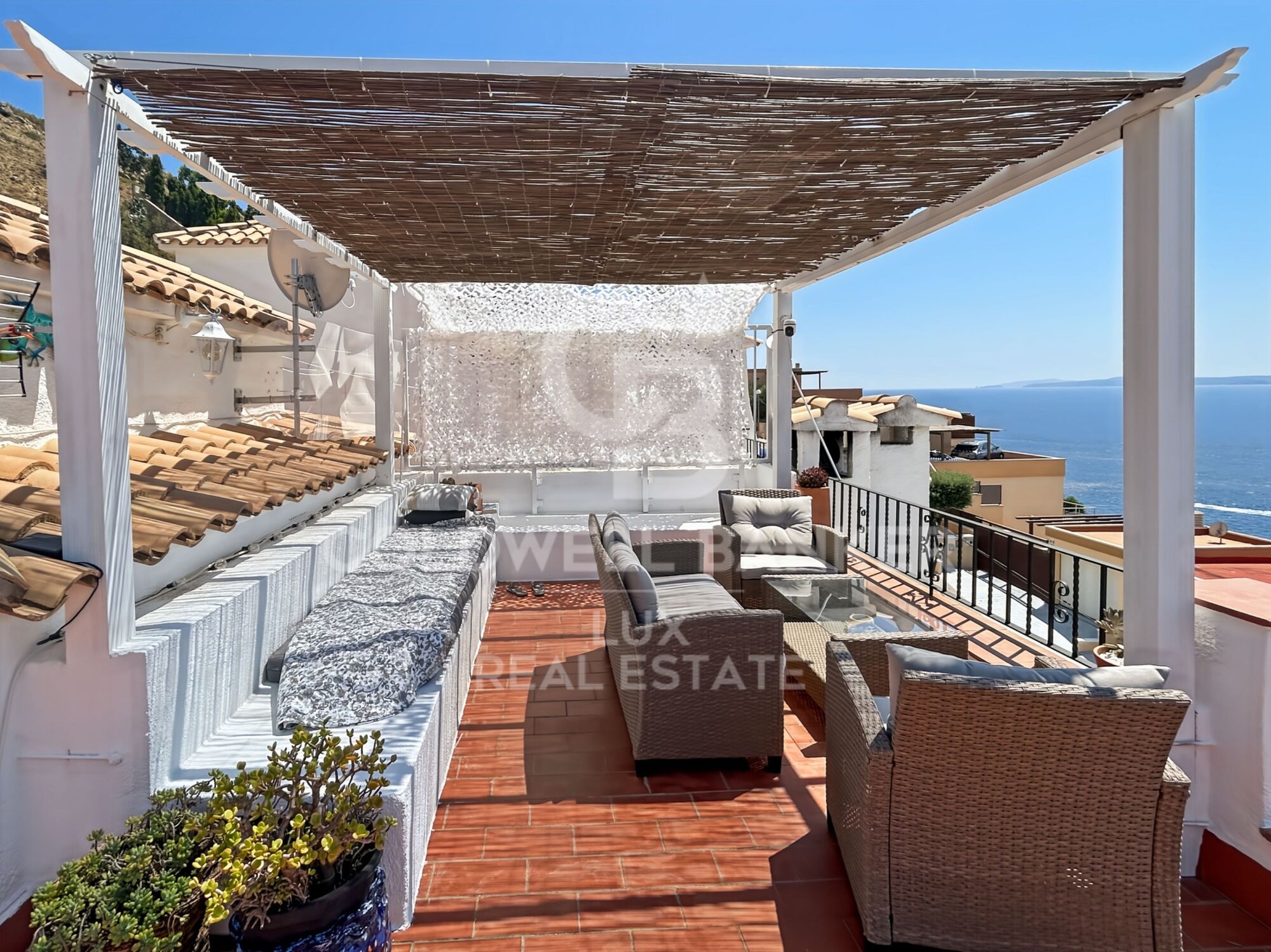 Casa en venta en Roses, Canyelles: vistas al mar, piscina y garage privado