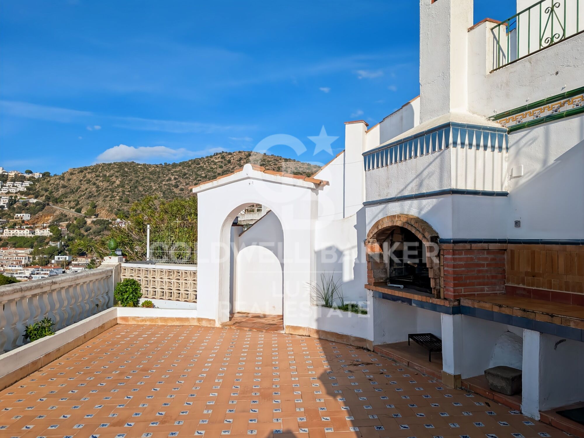 House for sale in Roses, Canyelles: sea views, swimming pool and private garage