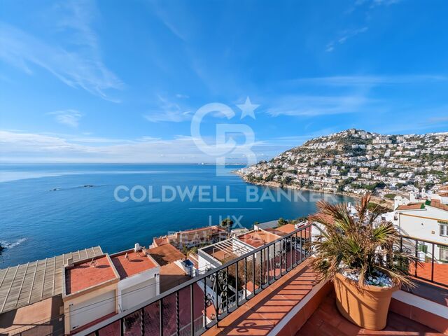 Casa en venta en Roses, Canyelles: vistas al mar, piscina y garage privado