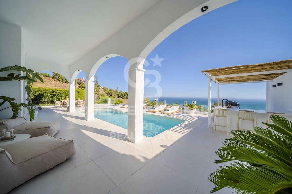 Magnifique villa avec des vues panoramiques incomparables sur la mer et les montagnes, à Benalmádena