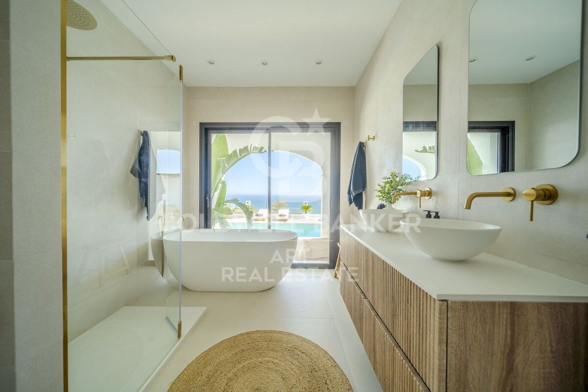 Magnifique villa avec des vues panoramiques incomparables sur la mer et les montagnes, à Benalmádena