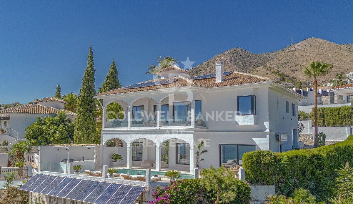 Magnifique villa avec des vues panoramiques incomparables sur la mer et les montagnes, à Benalmádena
