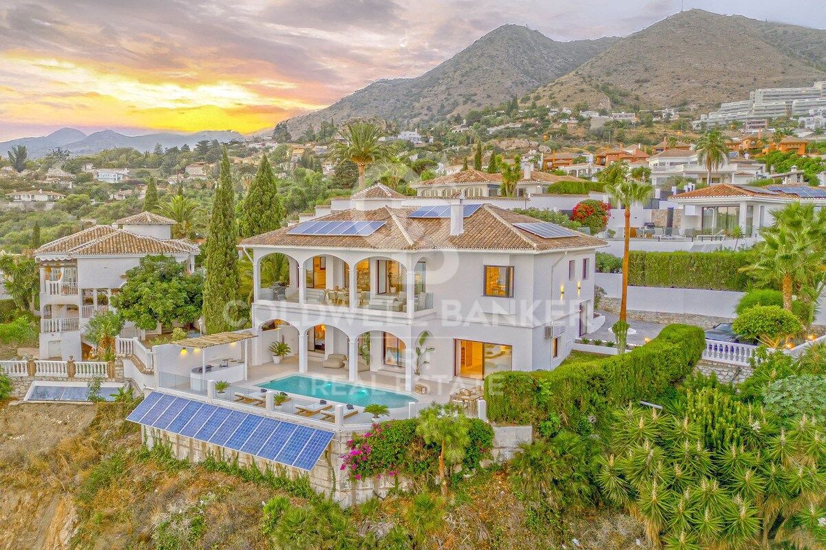 Magnifique villa avec des vues panoramiques incomparables sur la mer et les montagnes, à Benalmádena