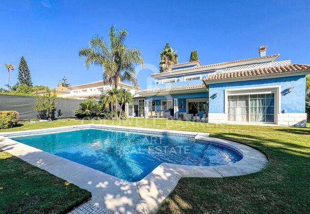 Villa única de estilo mediterráneo con pista de tenis privada en Guadalmina Baja , Marbella