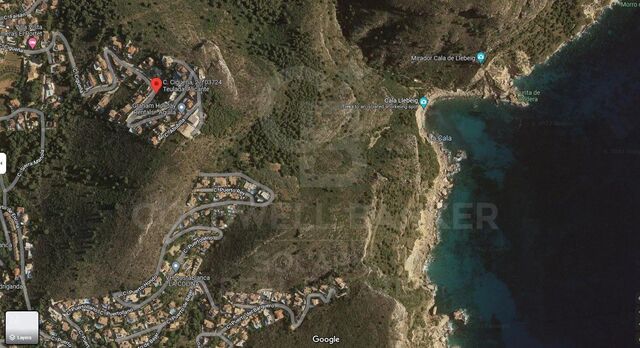 1,008m² plot, 30% buildable in Portet de Moraira. South orientation.