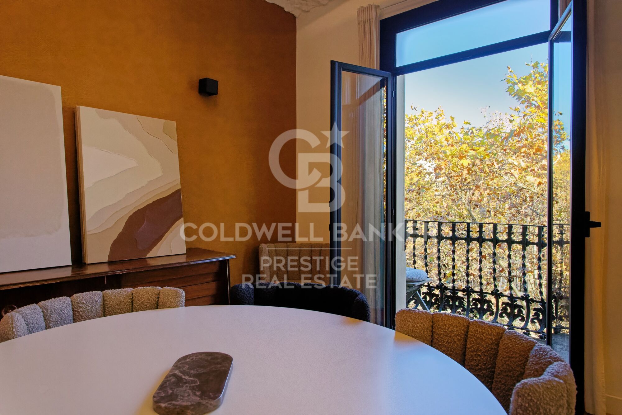 Renovierte Wohnung mit luxuriösen Ausstattungen in Sant Antoni, Barcelona